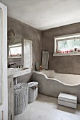 Grau getünchtes Badezimmer mit gemauerter Wanne