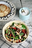 Frischer Spinatsalat mit getrockneten Tomaten und Tigella-Brotstreifen