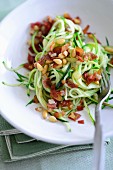 Zucchinispaghetti mit Speck und Pinienkernen