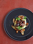 Boeuf Bourguignon mit Schalotten-Pilzgemüse & Kartoffelpüree
