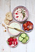 Quark and cream cheese spread with vegetables and bread