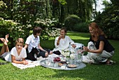 Frau mit Kindern beim orientalischen Picknick im Garten