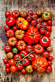 Viele verschiedene Tomaten auf Holzuntergrund