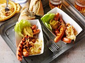 Hotdogs mit Sauerkraut und Senf zum Mitnehmen