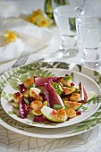 Red chicory salad with figs and scallops