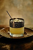 Penicillin Cocktail mit kandiertem Ingwer, Whiskey und Zitronensaft