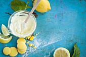 Zitronenmacarons und frische Zitronen