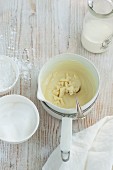 Zutaten für Macaron-Torte mit weißem Schokomousse