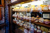 Belegte Brötchen an der Bar 'Al Merca' am Rialto Markt, Venedig, Italien