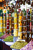 Eingelegte Speisen auf einem Suq, Marrakesch, Marokko