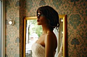 Eine Schaufensterpuppe mit Hochzeitskleid in einem türkischen Bekleidungsgeschäft