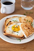 Herz-Spiegelei im Toast