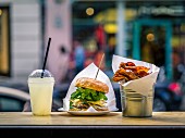 Burger, Limonade und Chips im Fast Food Lokal
