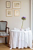 Barockstuhl neben weiß gedecktem Tisch