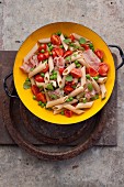 Pasta salad with penne, tomatoes, peas and ham