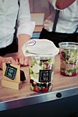 Schichtsalate zum Mitnehmen auf Theke im Food Truck