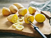 Kartoffelpilze mit Apfelentkerner ausstechen