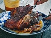 Pulled Pork - Schweinebraten mit zwei Gabeln zerzupfen