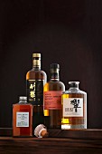 Mehrere Flaschen Whisky aus Asien