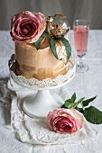 Chiffon Cake mit Rosen und Rosesekt zu Weihnachten