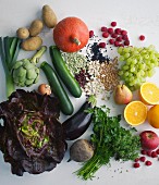 Gemüsestillleben mit Obst, Kräutern und Hülsenfrüchten