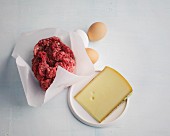 Hackfleisch, Eier und Käse