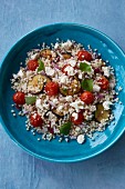 Riesencouscous-Salat mit Auberginen, Tomaten, roten Zwiebeln und Feta