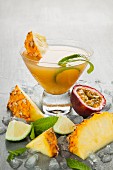 Cocktail mit Ananas, Limette und Maracuja