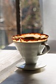 Benutzter Porzellan-Kaffeefilter mit Filtertüte