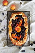 Berry tart with apricots (seen from above)