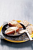 Oven-roasted pears with stone salt and brie