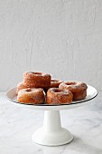 Doughnuts mit Zimt und Zucker auf Kuchenständer