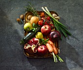 Verschiedene Gemüse- und Obstsorten, Ingwer, Kräuter und Mandeln auf Tablett