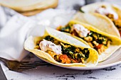 Tacos mit Hähnchenfleisch und Gemüse