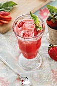 Erdbeer-Cocktail mit Soda und Basilikum