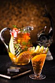 Alkoholfreier Cocktail mit Zitrusfrüchten und Gurke in Glas und Karaffe