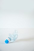 Zerdrückte leere Plastikwasserflasche