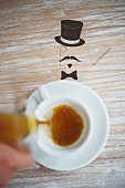 Filterkaffee eingiessen im Café 'Stockholm Espresso Club' in Hamburg