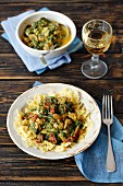 Farfalle with chicken, spinach and dried tomatoes in a creamy curry sauce