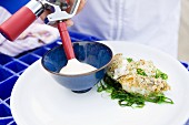 Gegrillte Fischtranchen mit Sesampanade auf Algengemüse mit Tofudip