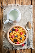 Cornflakes with berries and milk