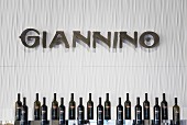 Weinflaschen im Restaurant 'Giannino', Mailand, Italien