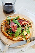 Pizza with onions and figs