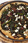 Unleavened bread pizza with spinach and blue cheese