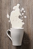 Eine umgekippte Tasse mit Milch (Aufsicht)