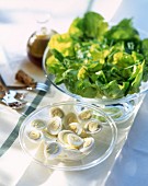 Grüner Salat und hartgekochte Eier