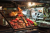 Grillfleisch auf Grillgitter in Marktumgebung in Argentinien