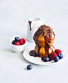 Cupcakes with hot chocolate sauce and fresh berries