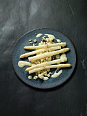 Sous-Vide gegarter Spargel mit Kartoffel-Pilz-Risotto und Haselnusssauce