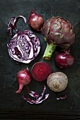Gemüsestillleben mit Artischocke, roten Zwiebeln, Rotkohl und Roter Bete